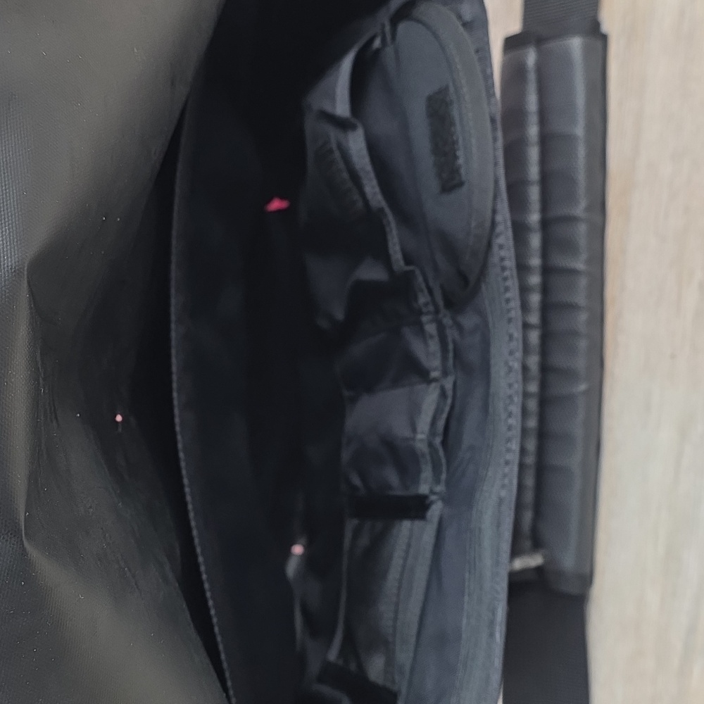 Timbuk2 Classic Messenger Bag - Raspberry Pink & Black - Waterproof Tech Carry - Picture 7 of 16